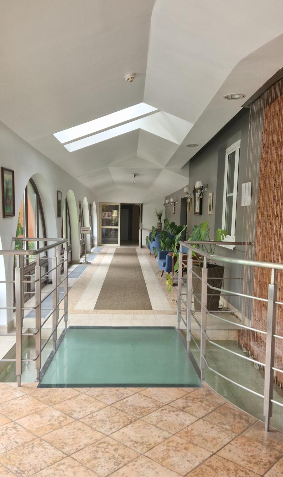 Hotel Korona Spa & Wellness Zemborzyce Dolne Exteriör bild
