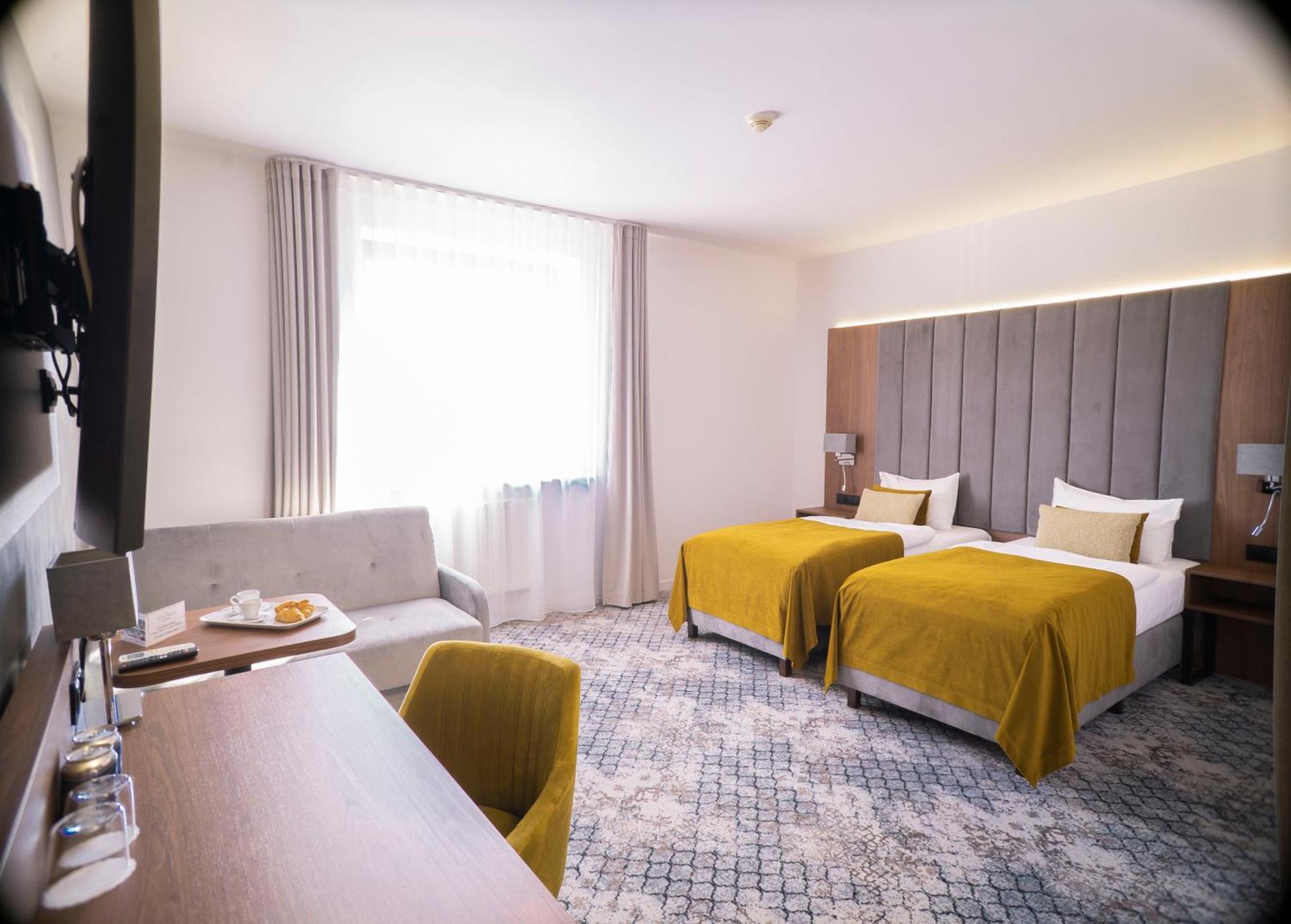Hotel Korona Spa & Wellness Zemborzyce Dolne Exteriör bild